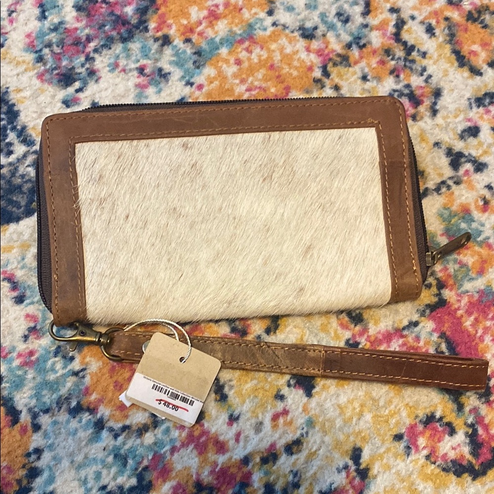 NWT Leather / Hide Brown and Cream Wristlet Wallet removable strap!